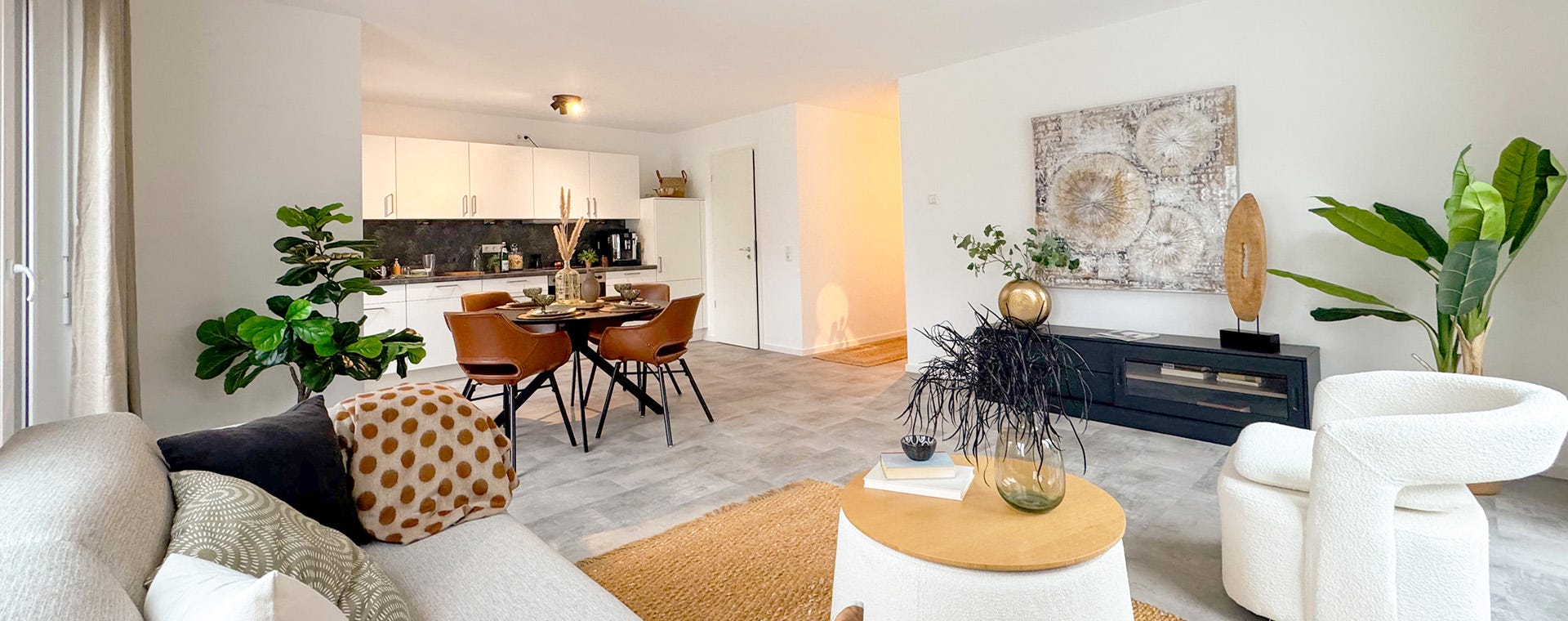 Wohnzimmer und Küche in einer neu gebauten Wohnung in Aachen-Westpark