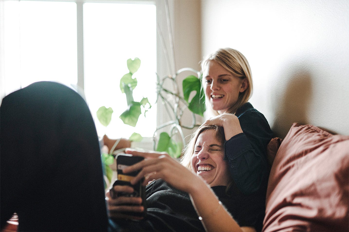 Zwei Personen sitzen auf einem Sofa in einer Neubau-Immobilie von Bonava