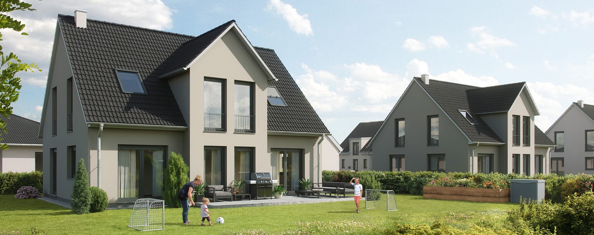 Moderne Einfamilienhäuser mit Satteldächern und großen Fenstern in einer Neubausiedlung. Ein Garten mit Terrasse, Gartenmöbeln und Fußballtoren, in dem Kinder spielen. Begrünung und Hochbeete schaffen eine einladende Atmosphäre.