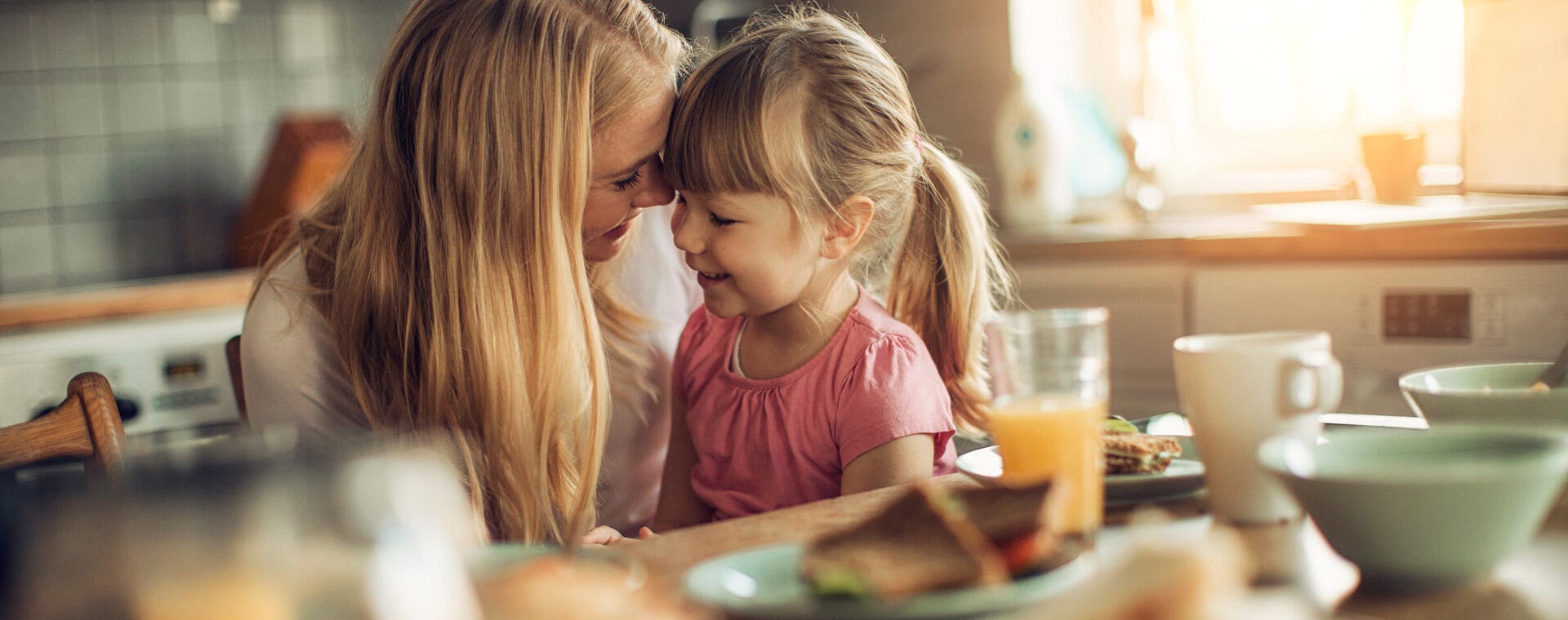 Eine Mutter mit ihrer Tochter genießt das sichere Gefühl bei Bonava ein neu gebautes Zuhause zu kaufen.
