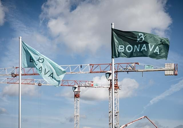Flaggen und Kräne des Projektentwicklers Bonava