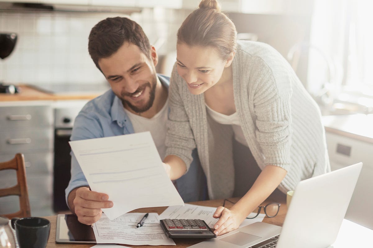 Pärchen schaut auf einen Vertrag