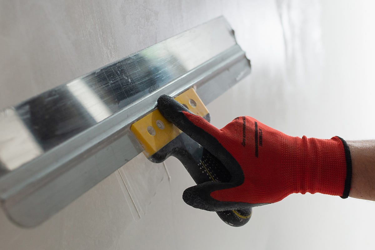 Nahaufnahme eines Spachtel im Innenausbau