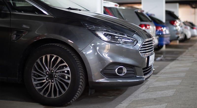 Auto parkt in einer Tiefgarage