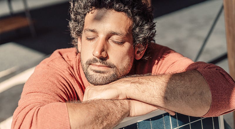 Sonnenenergie von Beginn an nutzen Mann genießt mit geschlossenen Augen die Sonnenstrahlen in seinem Gesicht